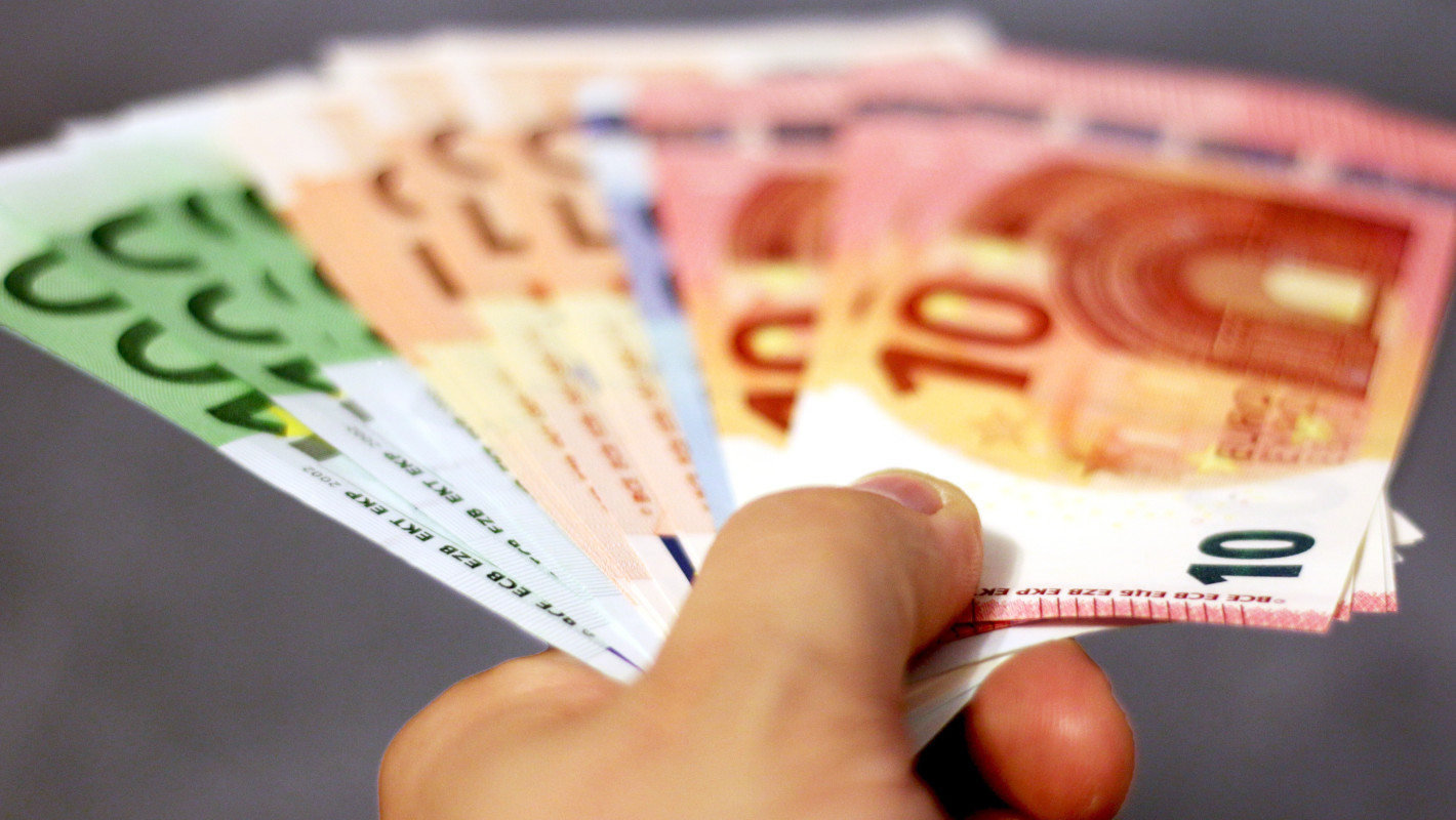 Eine Hand hält aufgefächerte Euro-Geldscheine